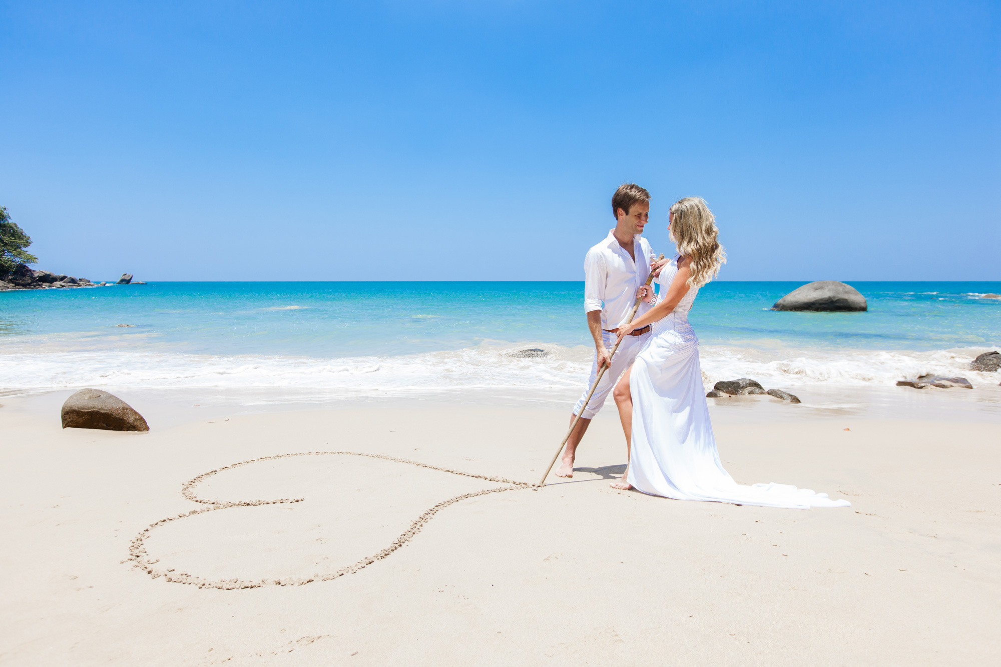 Медовый месяц что это. Свадьба на берегу моря. Свадебная фотосессия на Мальдивах. Свадьба у океана. Свадебное путешествие на море.