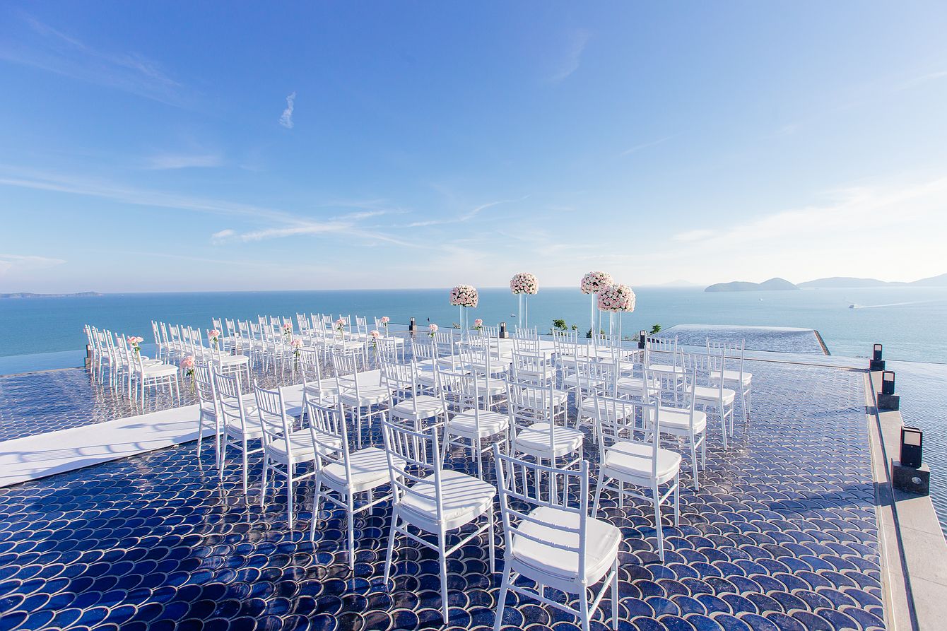 Weiße Tiffany Stühle für eine Hochzeit auf der Pool Plattform in Phuket