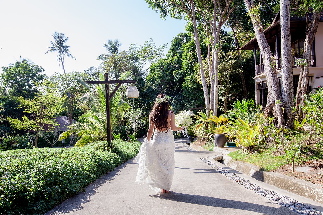 Hochzeitsfotograf Koh Lanta. Die Braut läuft durch die Gartenanlage des Pimalai Resort