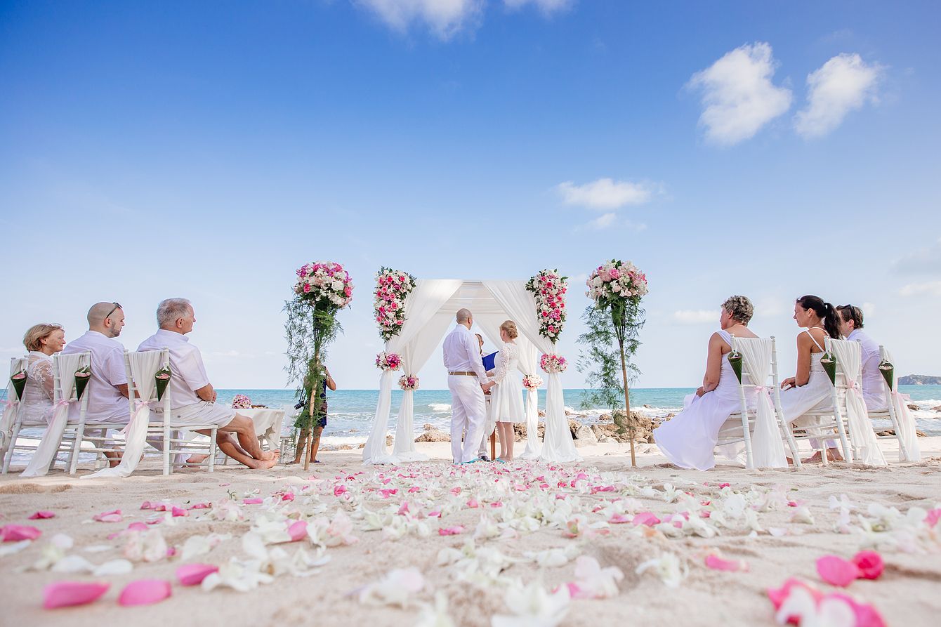 Heiraten in Thailand. Abbildung einer Strandhochzeit mit Blumendekoration auf Koh Samui