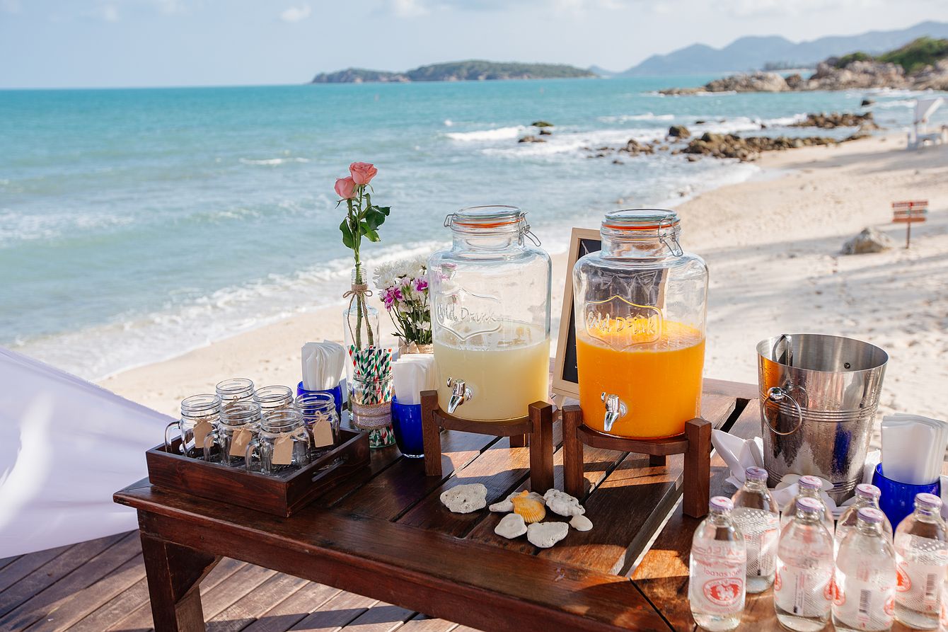 Abbildung Limonaden - Bar mit frischen exotischen Limonaden bei einer Hochzeit am Strand.