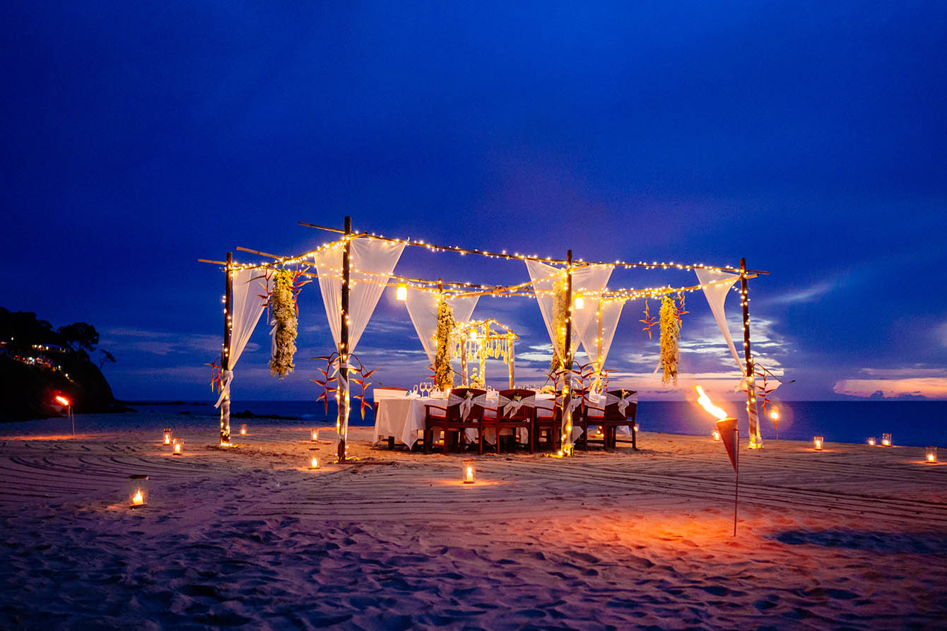 Heiraten auf Koh Lanta. Ein Candle Light Dinner während der blauen Stunde am Strand