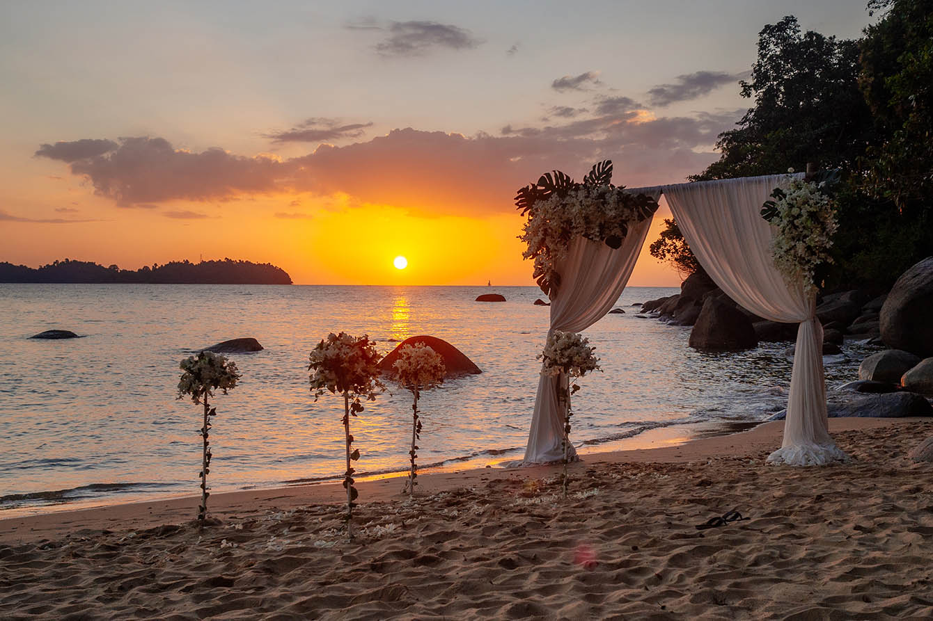 Heiraten in Khao Lak. Abbildung Hochzeitssetup Sonnenuntergang am einsamen Strand