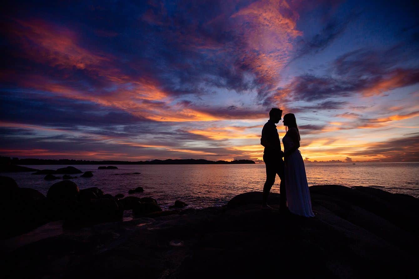 Brautpaar beim Sonnenuntergang in Thailand.