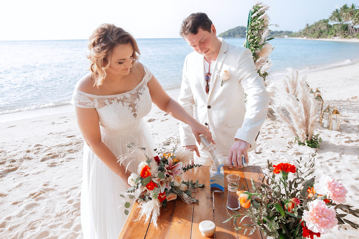 Sandzeremonie Hochzeit - Brautpaar am Strand bei der Uniti Sandzeremonie