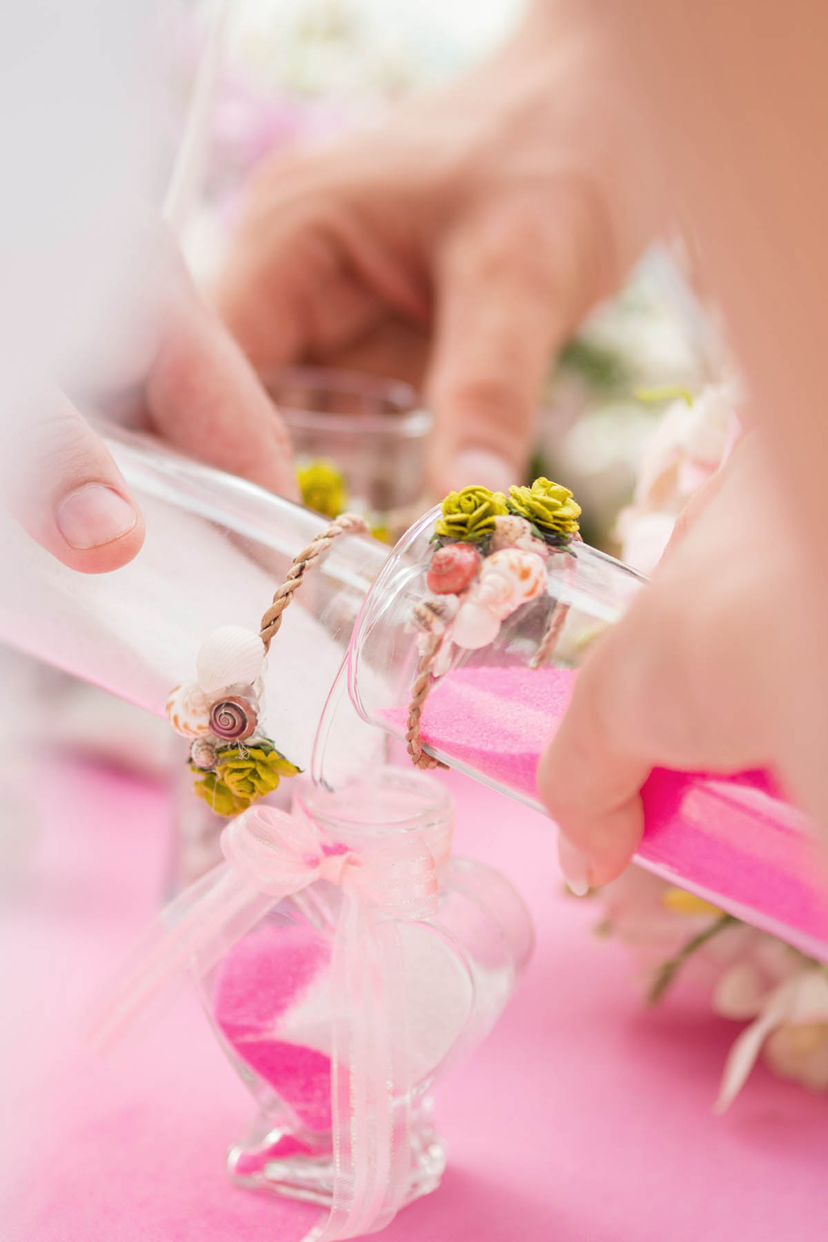 Sandzeremonie Hochzeit - Detailansicht Sande werden in das Glas geschüttet