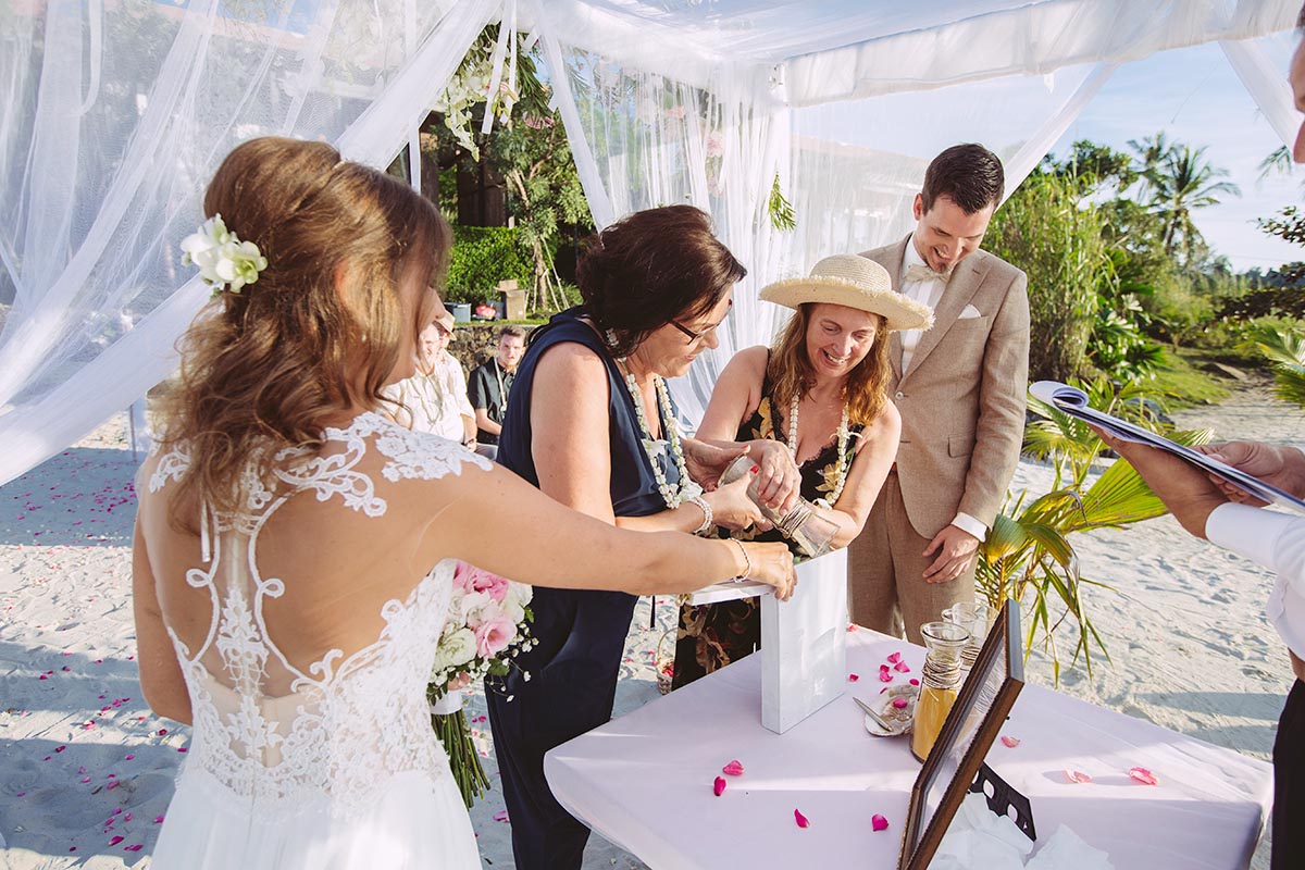 Sandzeremonie Hochzeit - Die Familie wird bei der Sandzeremonie integriert
