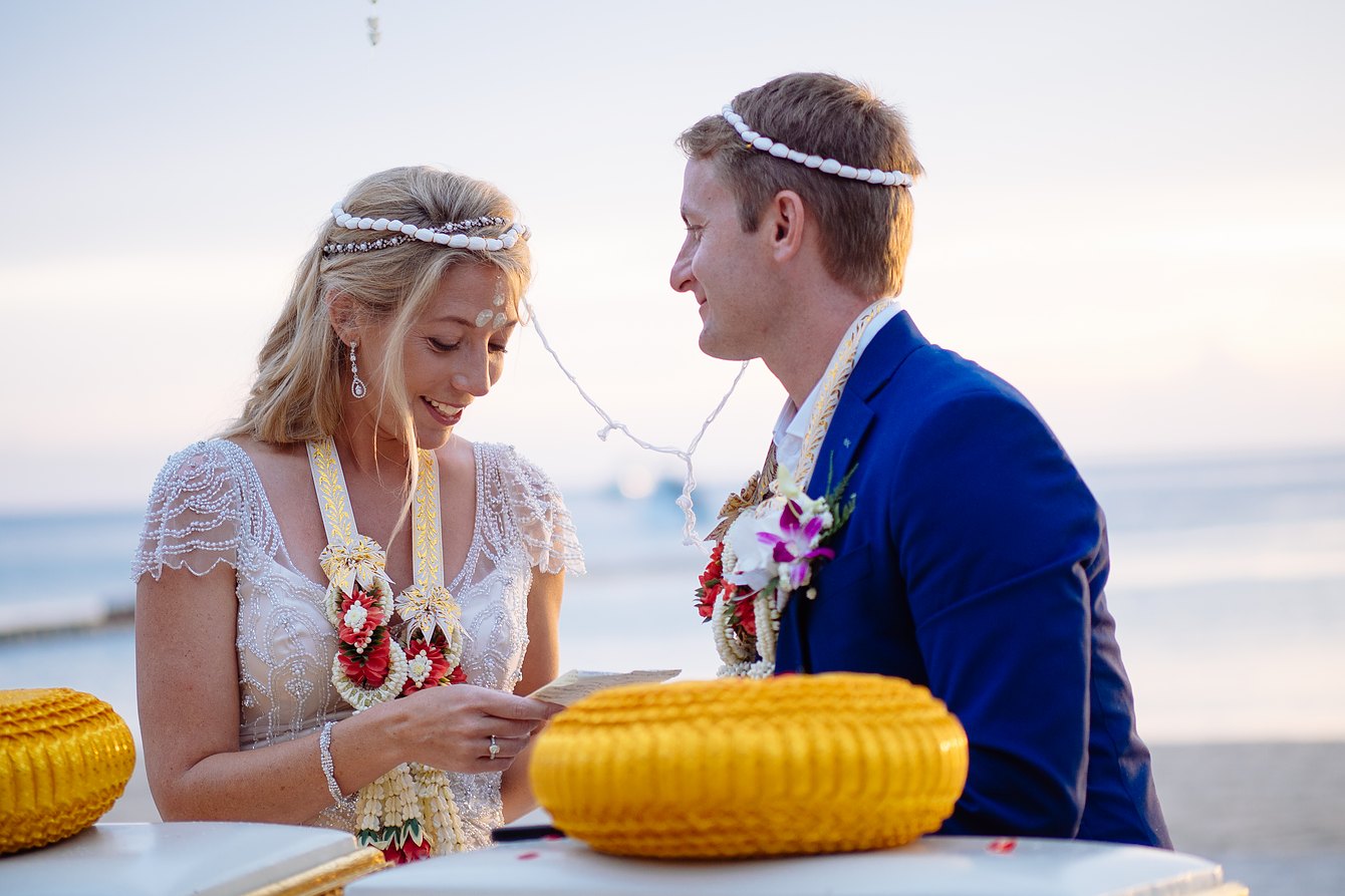 Das Eheversprechen bei der buddhistischen Hochzeit
