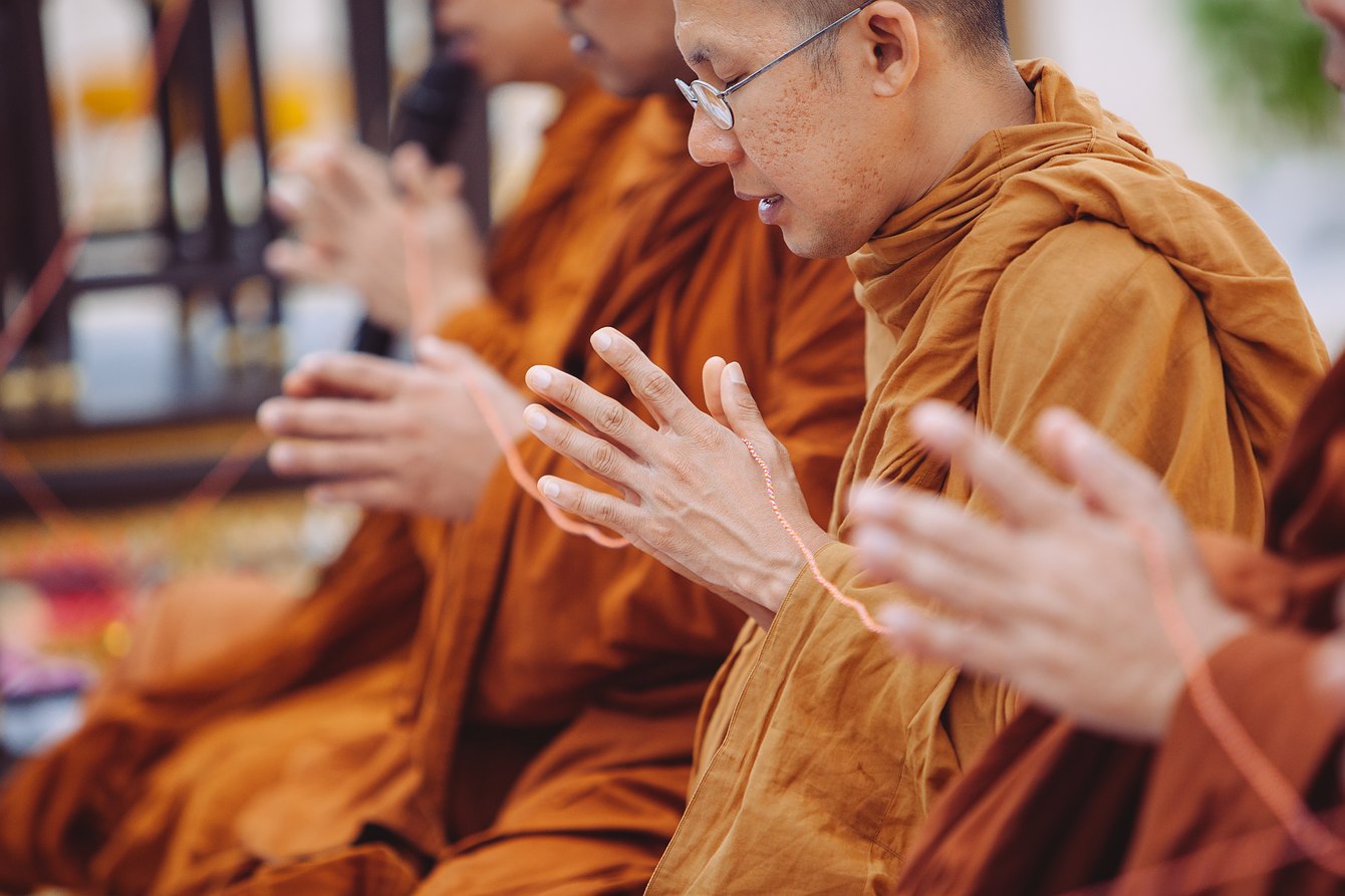 Die buddhistische Hochzeitszeremonie in Thailand. Mönche beim beten