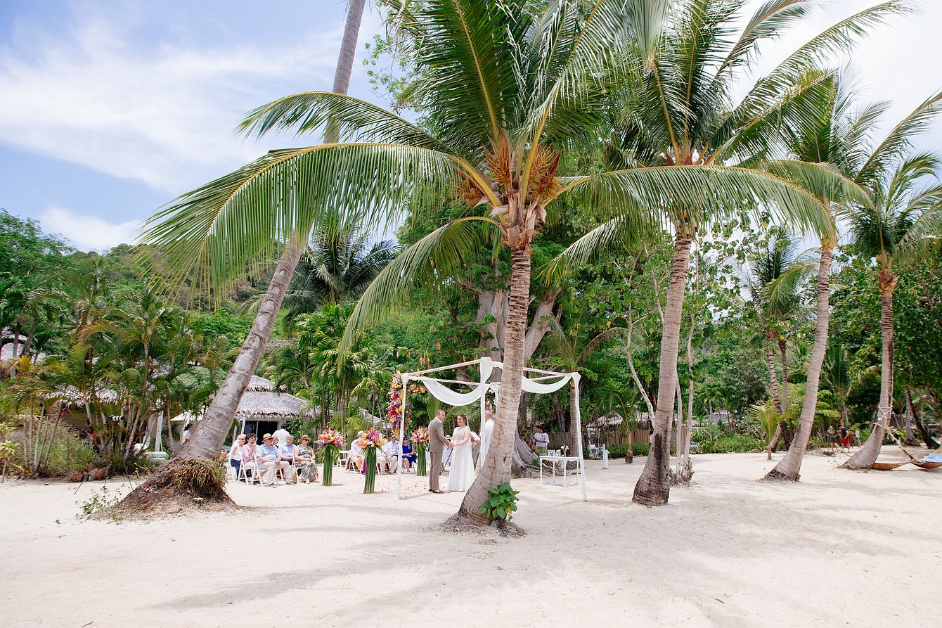 Hochzeit am Strand. Due Trauung unter Palmen