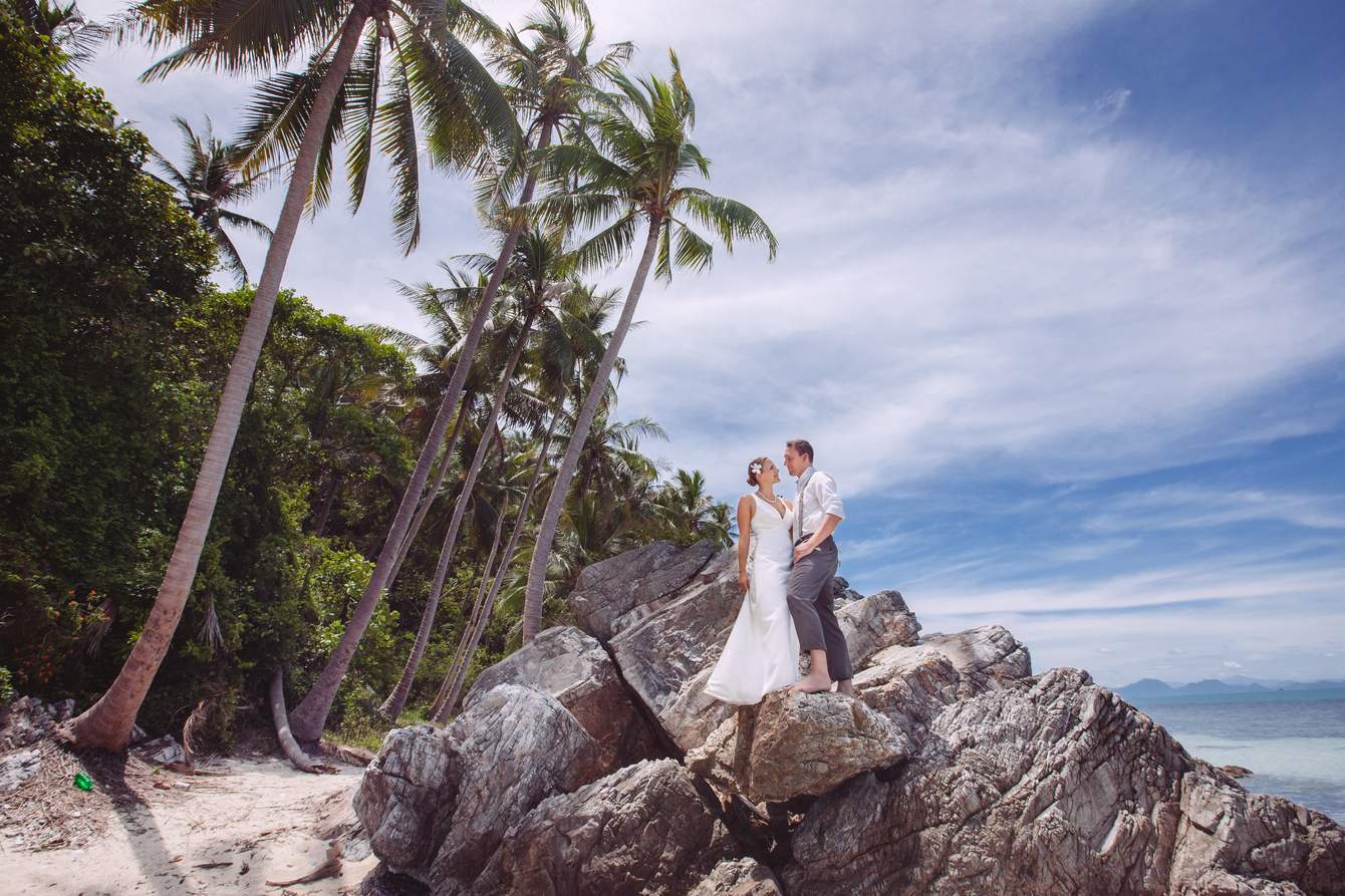 After Wedding Foto Shooting in der bizarren Felslandschaft des Taling Ngam Beaches