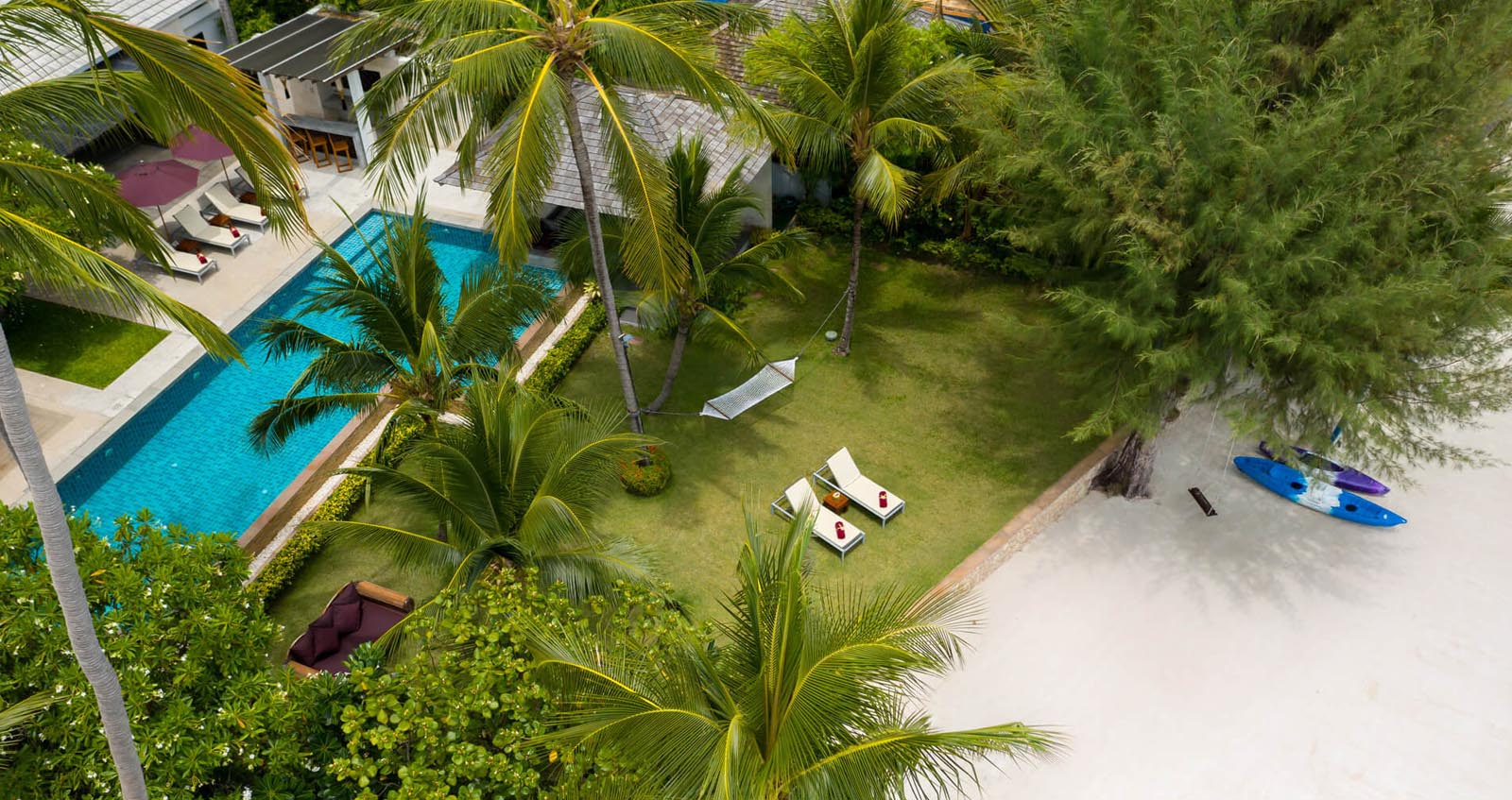 Inasia Samui: Pool Landschaft, Strand und Gartenfläche
