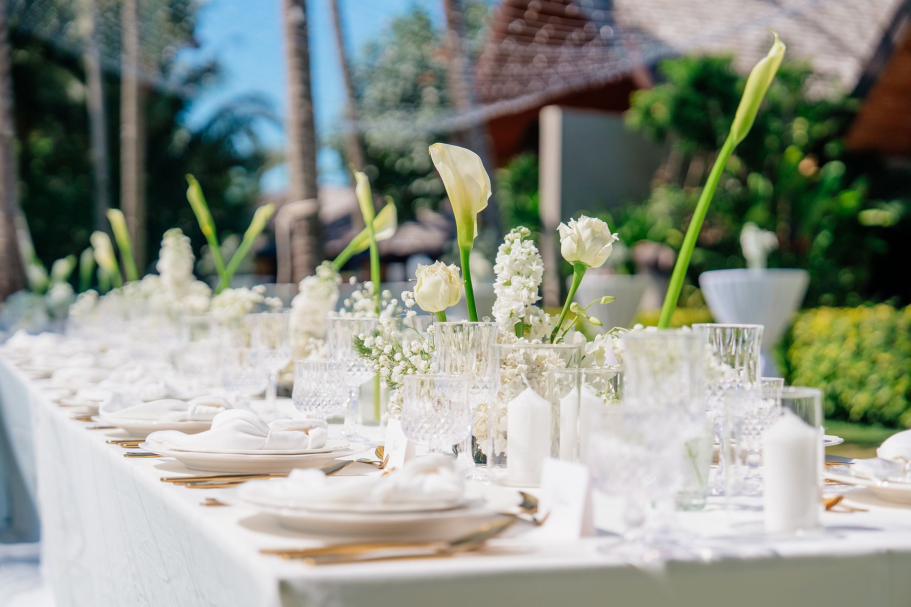 Heiraten in Thailand eleganter Dinnertisch einer Gartenhochzeit