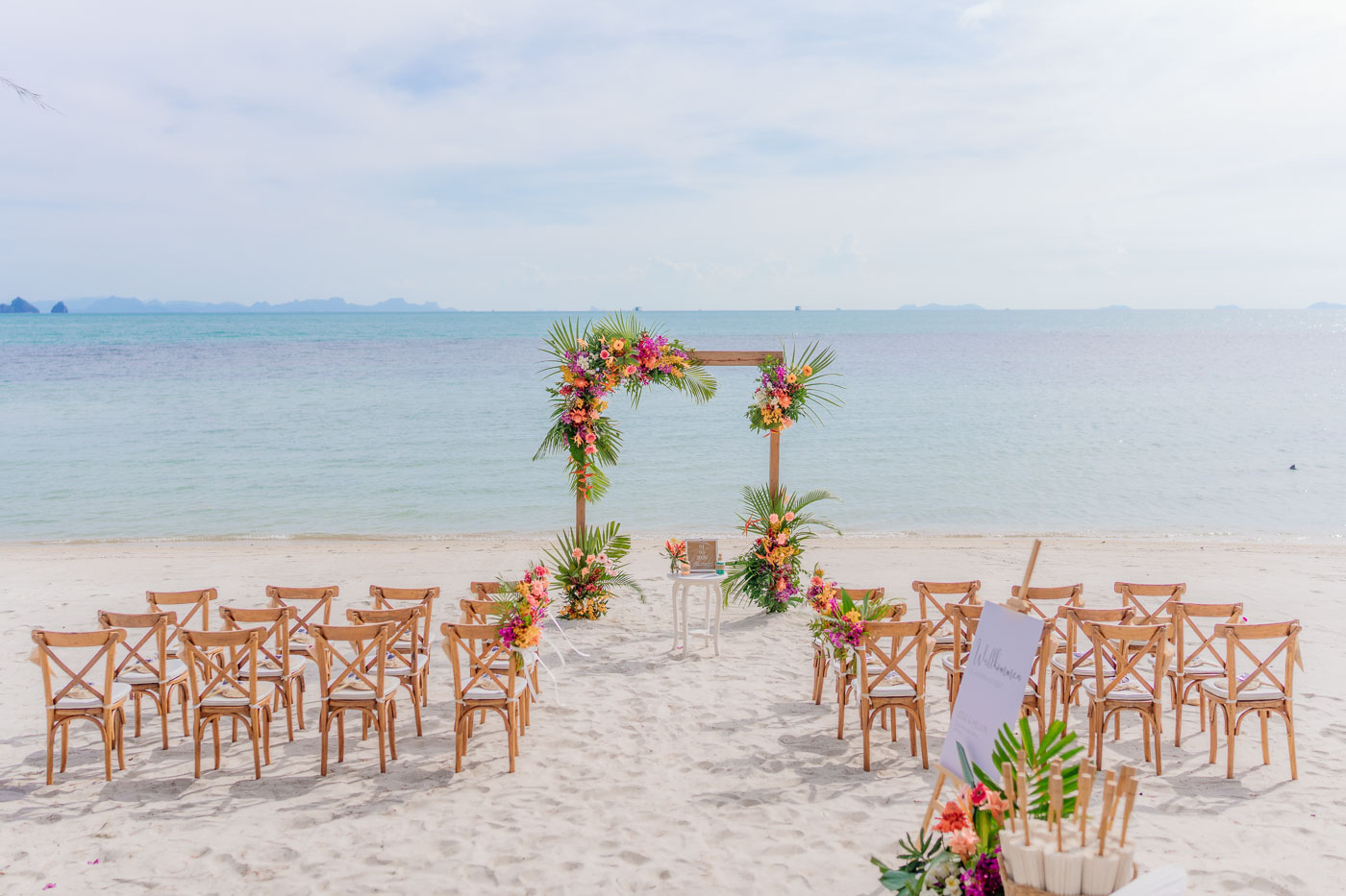 Tropischer Traubogen auf der Strandhochzeit auf Koh Samui in Thailand