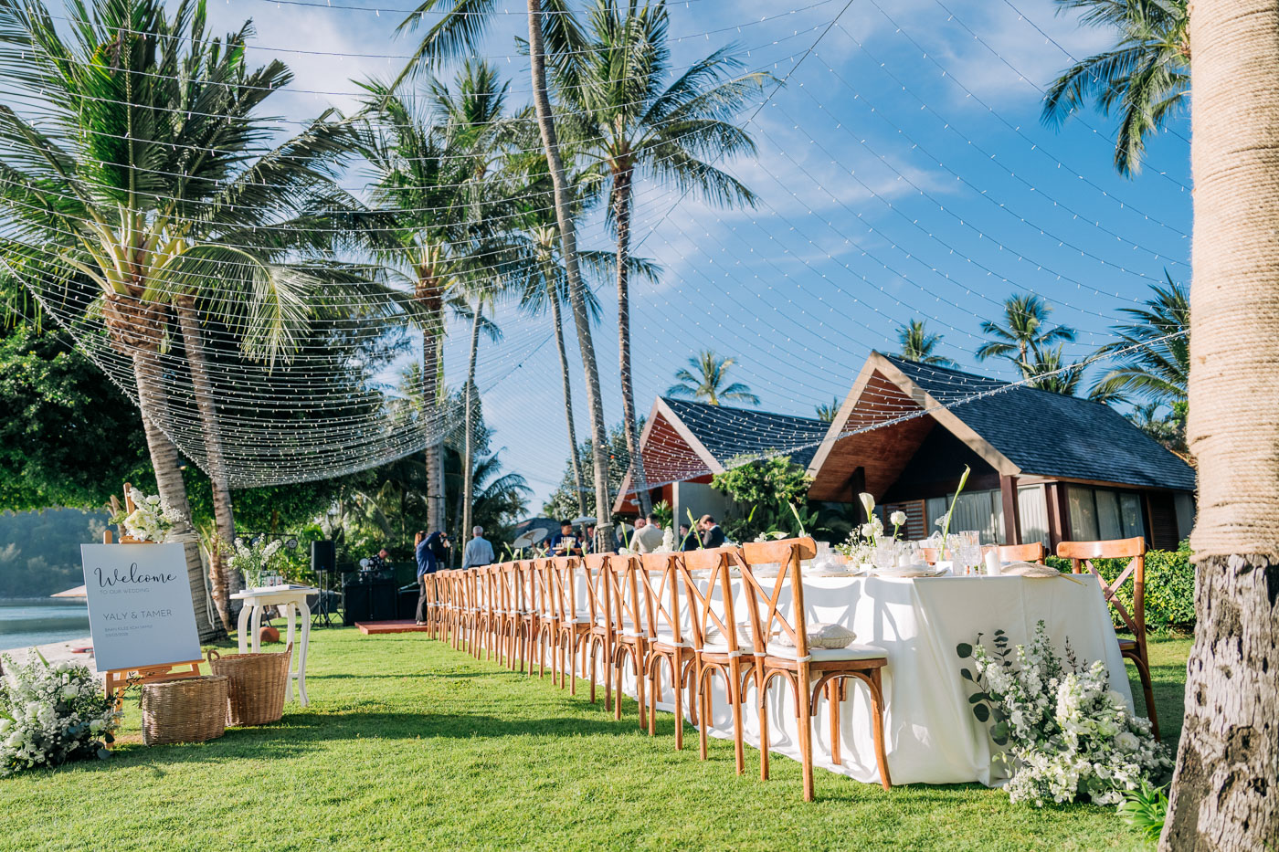 Geschmückte Dinnertafel bei der Villa Hochzeit am Strand von Koh Samui