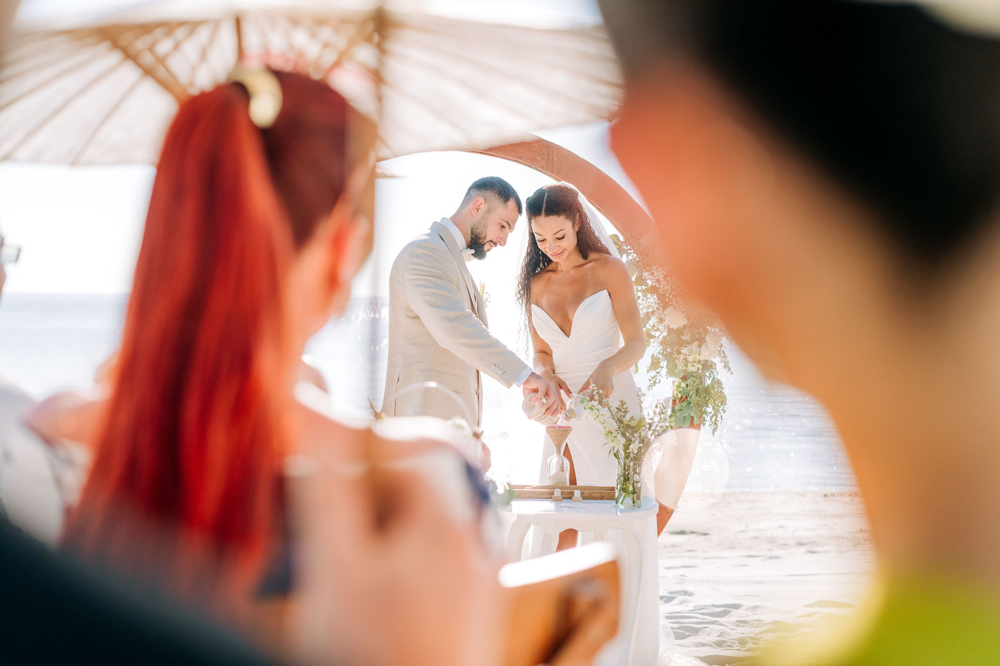 Die Sandzeremonie für eine symbolische Hochzeit in Thailand